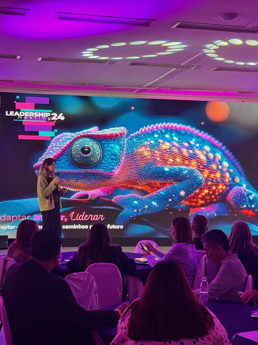 Painel de LED e plateia em evento corporativo produzido pela Tucci