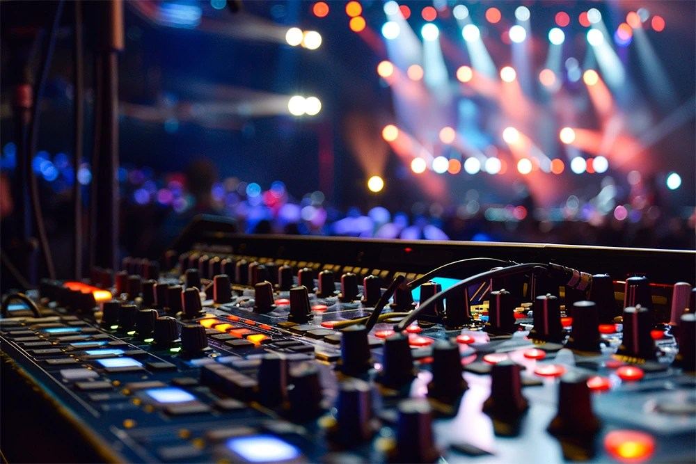 Mesa de som e iluminação de palco em evento produzido pela Tucci